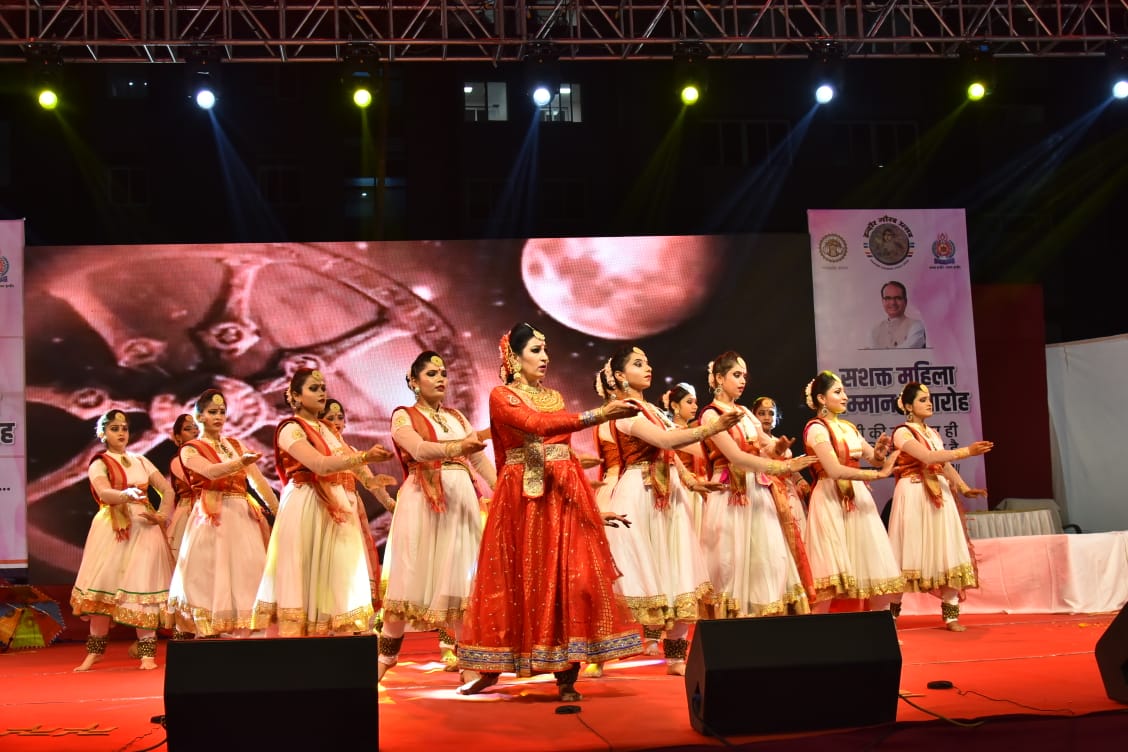 इंदौर गौरव दिवस के उपलक्ष्य में उत्कृष्ट कार्य करने वाली महिलाओं और बालिकाओं का हुआ सम्मान
