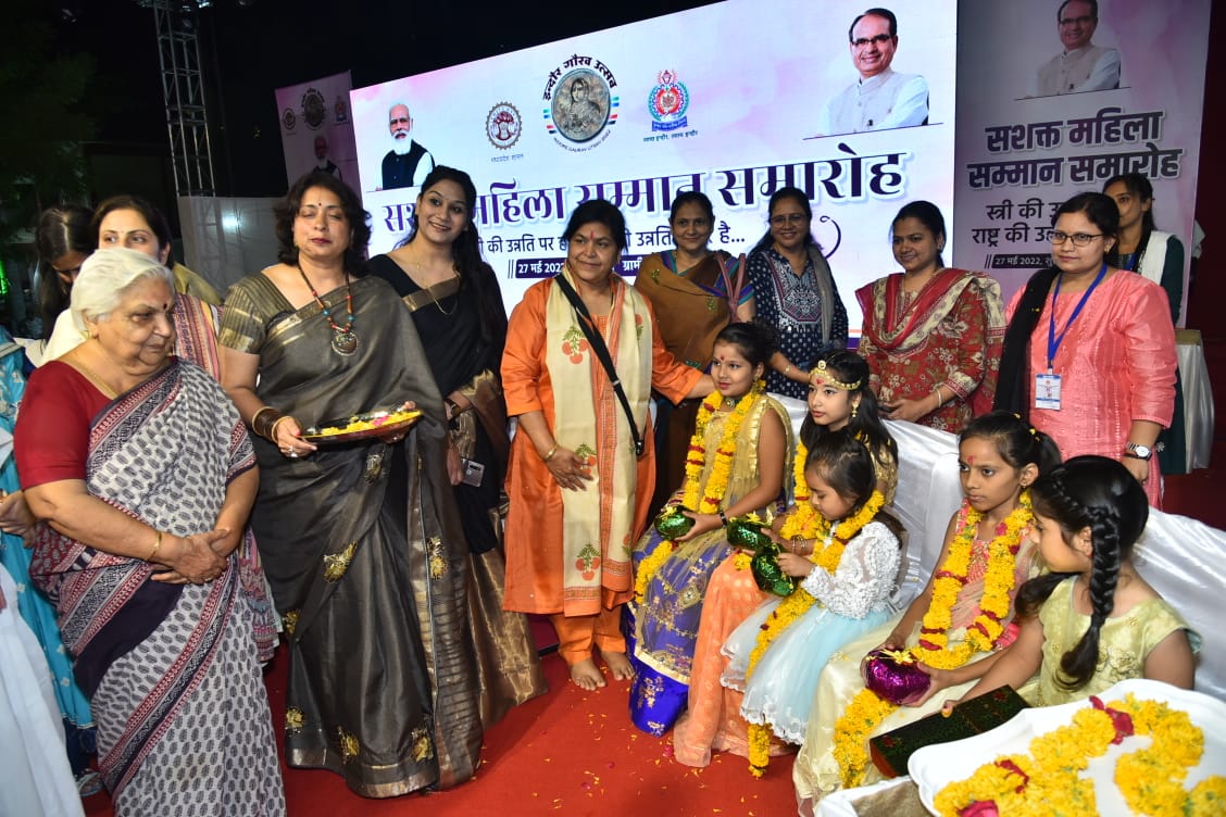 इंदौर गौरव दिवस के उपलक्ष्य में उत्कृष्ट कार्य करने वाली महिलाओं और बालिकाओं का हुआ सम्मान