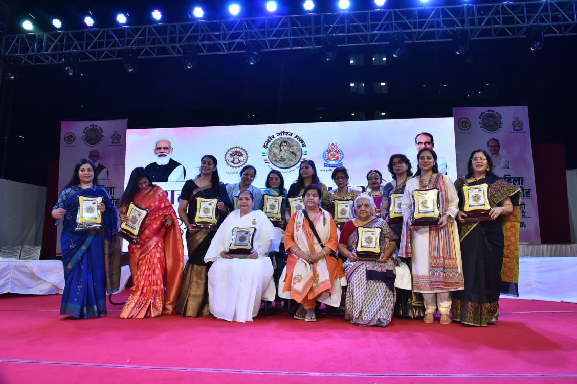 इंदौर गौरव दिवस के उपलक्ष्य में उत्कृष्ट कार्य करने वाली महिलाओं और बालिकाओं का हुआ सम्मान