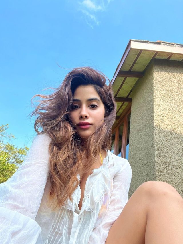 Janhvi Kapoor की इन तस्वीरों ने सोशल मीडिया पर लगाई आग, दिखा Hot अंदाज