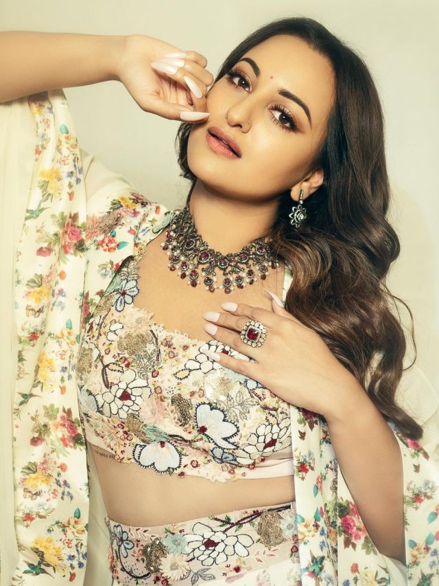 फैंस को दीवाना बना रहा हैं Sonakshi Sinha का लेटेस्ट लुक ,फोटो वायरल