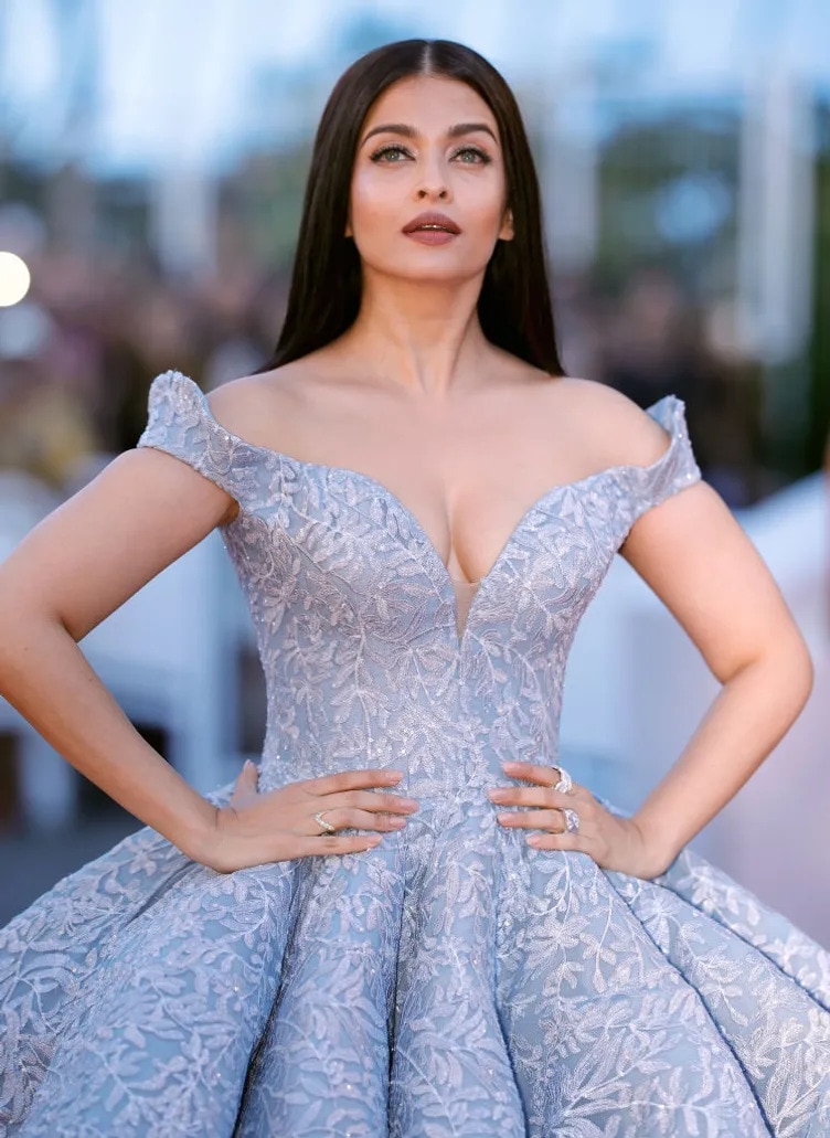 बिना फिल्मों में काम किए Bachchan परिवार की बहू Aishwarya ऐसे करती है कमाई, जानकर हो जाएंगे हैरान