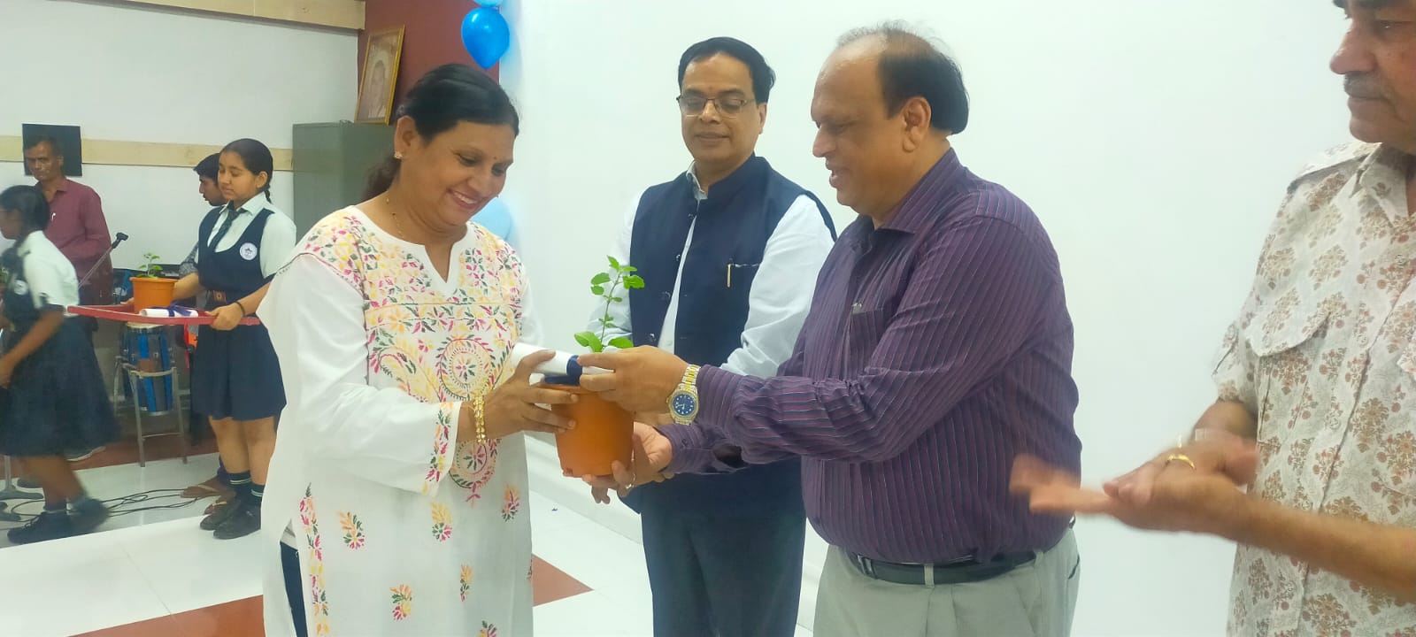 हर दौर में बेहतर शिक्षा ही माउंट लिट्रा जी स्कूल का उद्देश्य, कविता और गीतों के साथ याद किया 10 वर्ष का सफर
