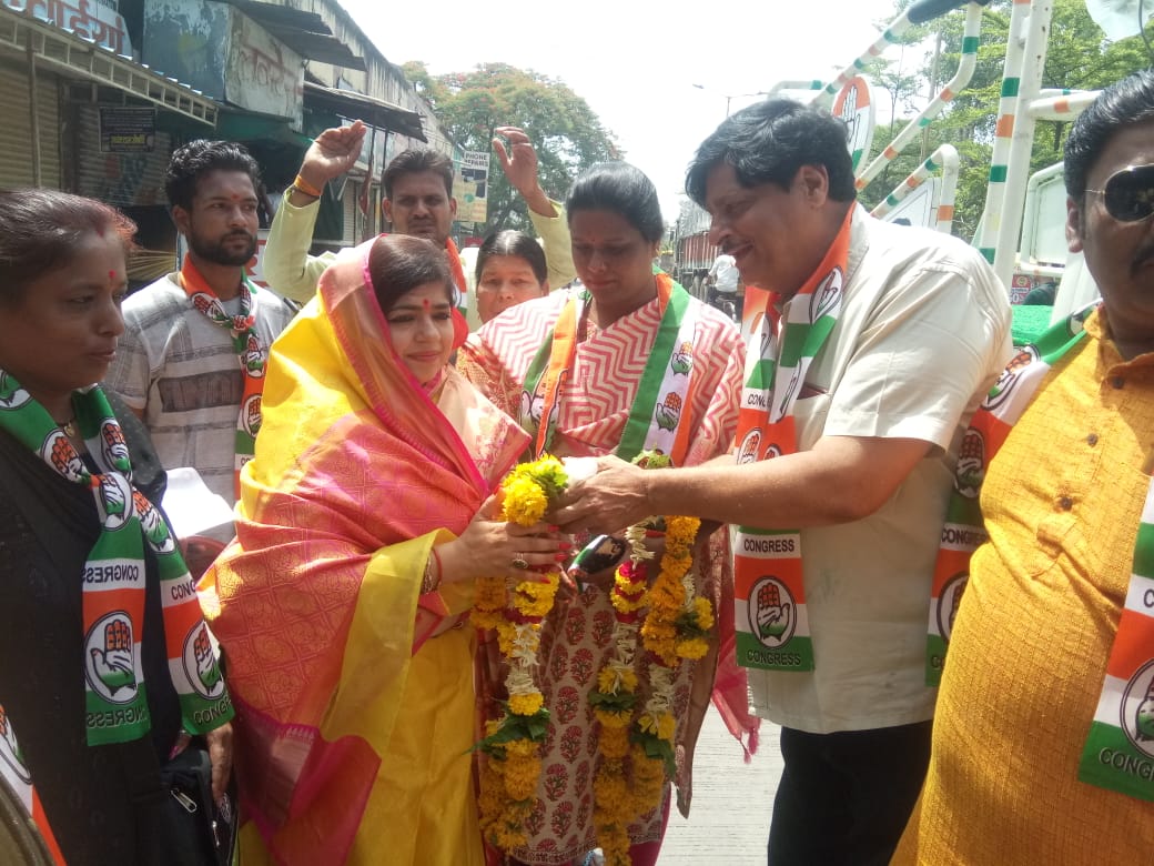 Indore : अंजली शुक्ला ने गली - गली घूम कर किया वोट का आग्रह साथ ही कार्यालय का भी किया उद्घाटन