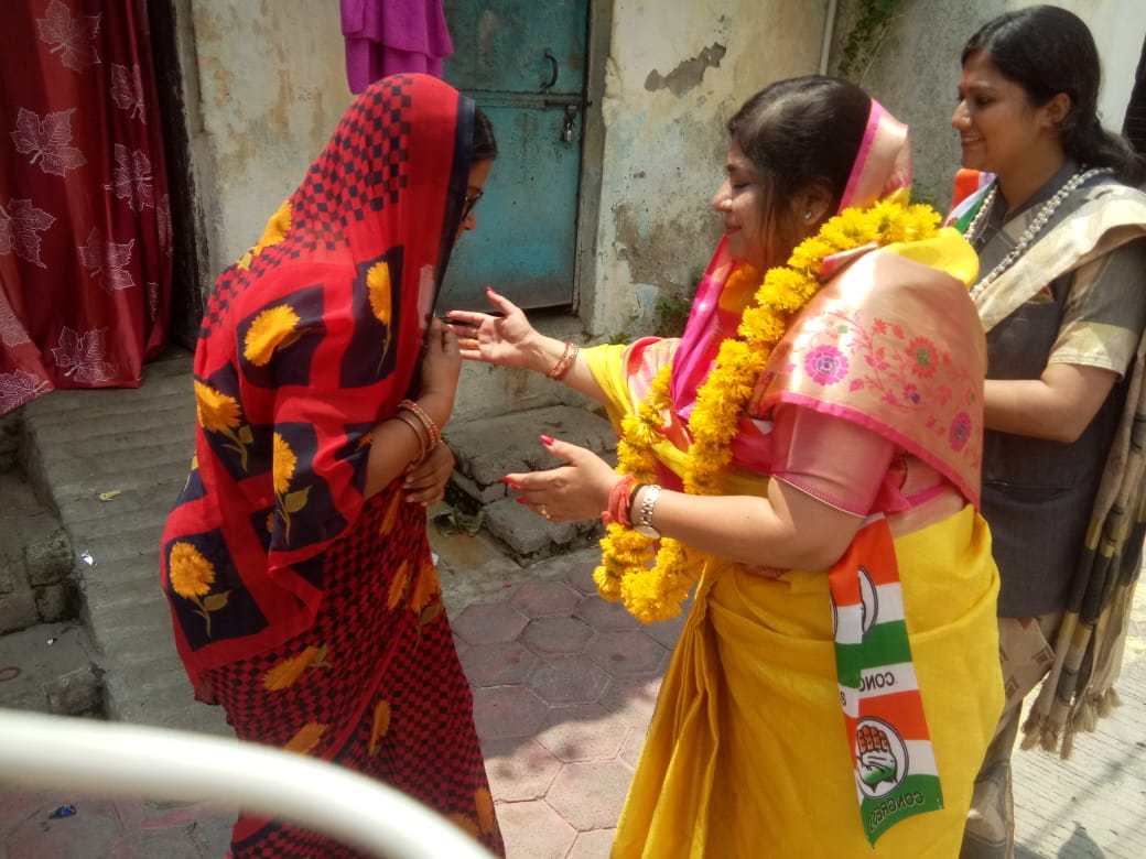Indore : अंजली शुक्ला ने गली - गली घूम कर किया वोट का आग्रह साथ ही कार्यालय का भी किया उद्घाटन