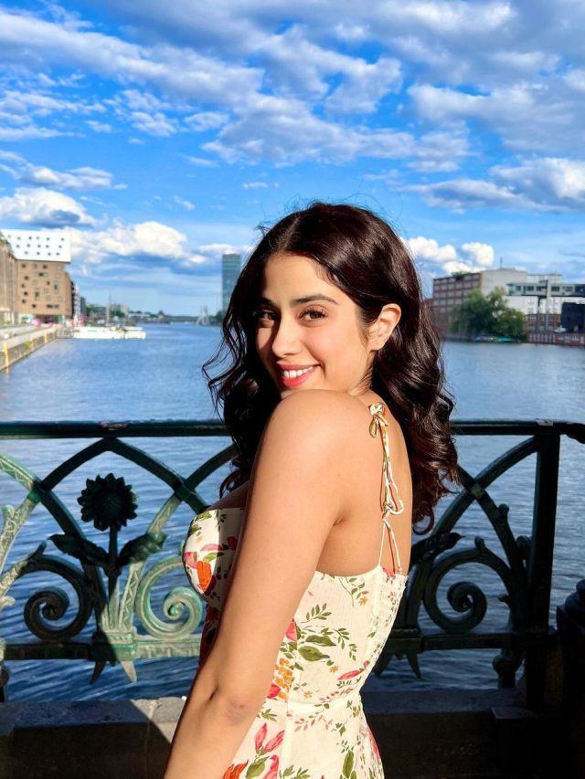 थाई स्लीट ड्रेस पहन बर्लिन की सड़कों पर घूमने निकलीं Janhvi Kapoor, तस्वीरें वायरल