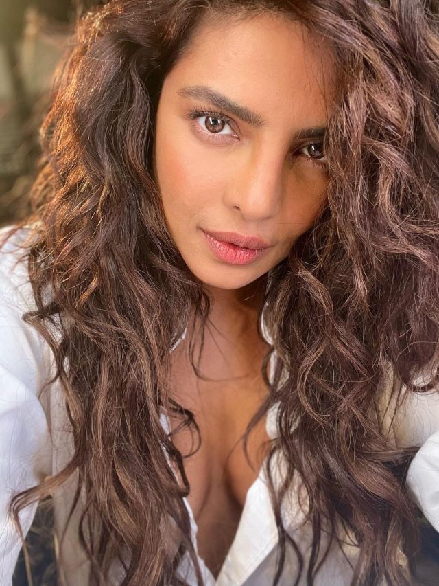 Priyanka Chopra ने कैमरे के सामने खोले शर्ट के बटन, दिए बोल्ड पोज़