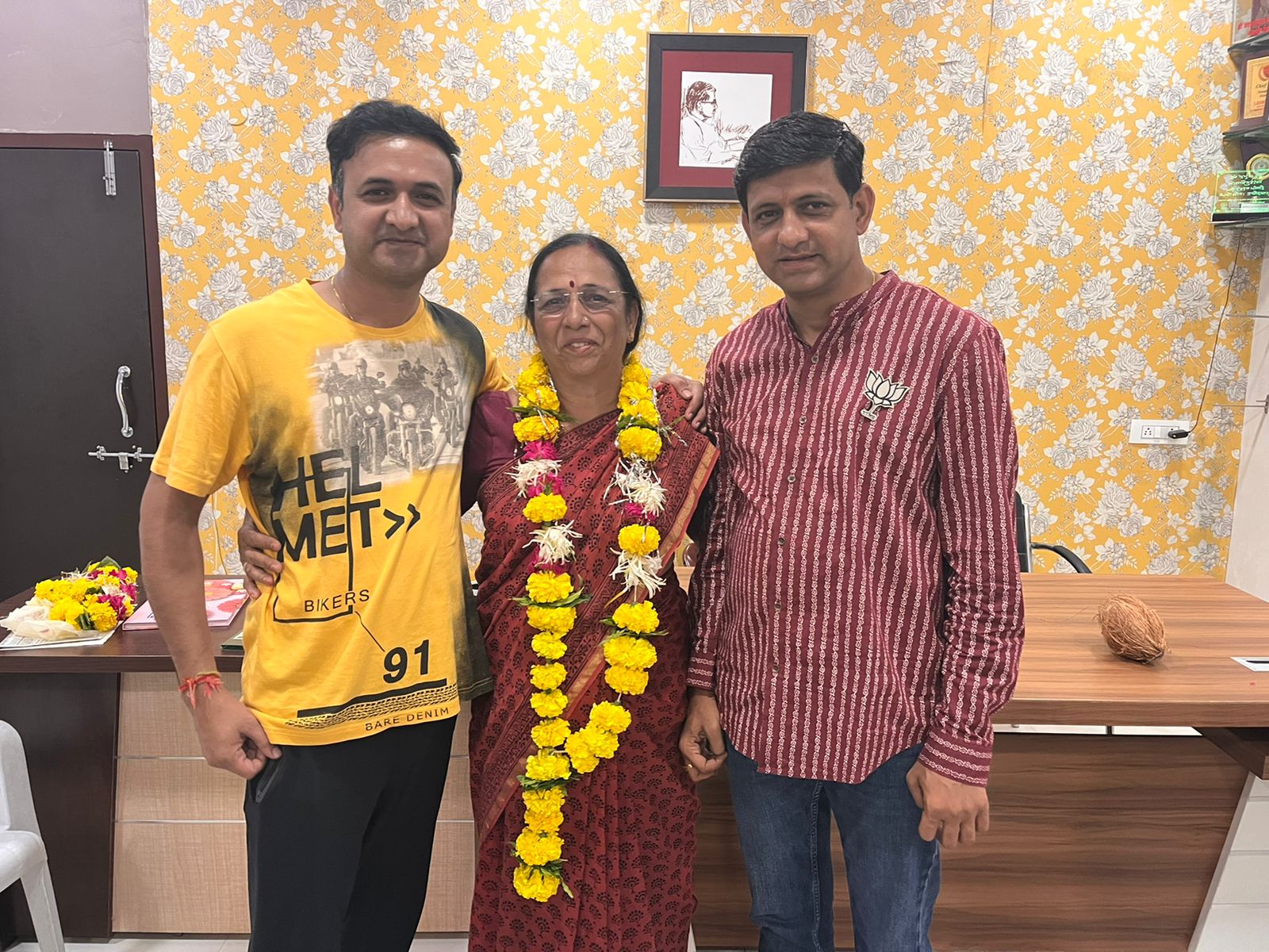 चुनाव प्रचार थमने के बाद बैठकों का दौर जारी, छावनी व्यापारियों सहित विधि प्रकोष्ठ की बैठक में पहुंचे पुष्यमित्र भार्गव