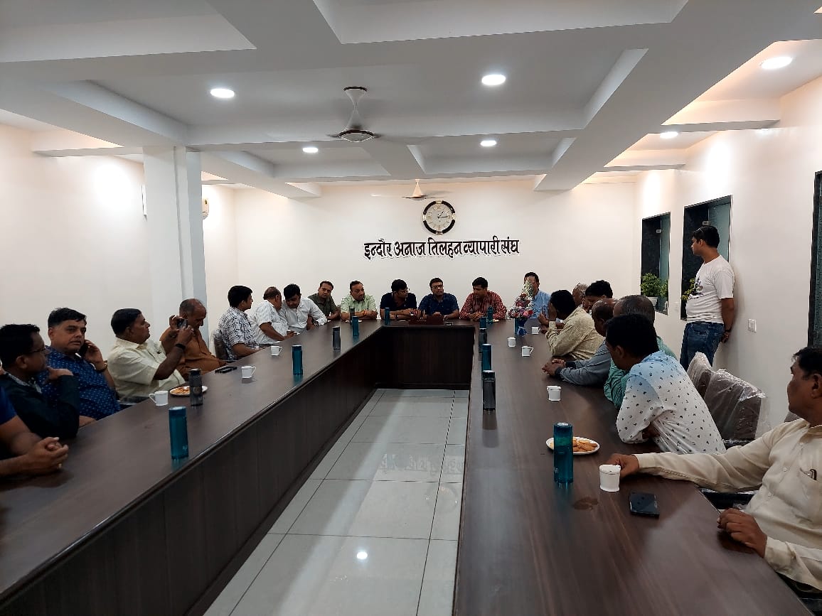 चुनाव प्रचार थमने के बाद बैठकों का दौर जारी, छावनी व्यापारियों सहित विधि प्रकोष्ठ की बैठक में पहुंचे पुष्यमित्र भार्गव