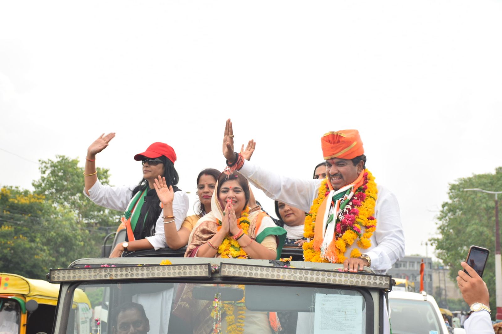 Indore : रोड शो के दौरान शुक्ला की जनता से अपील, सेवा करने वालों को चुनेंगे तो होगा समस्याओं का समाधान