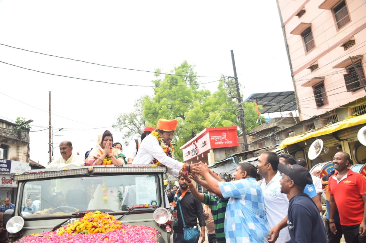 Indore : रोड शो के दौरान शुक्ला की जनता से अपील, सेवा करने वालों को चुनेंगे तो होगा समस्याओं का समाधान