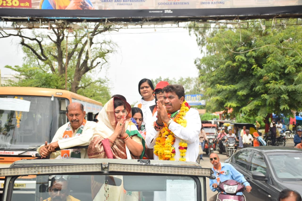 Indore : रोड शो के दौरान शुक्ला की जनता से अपील, सेवा करने वालों को चुनेंगे तो होगा समस्याओं का समाधान