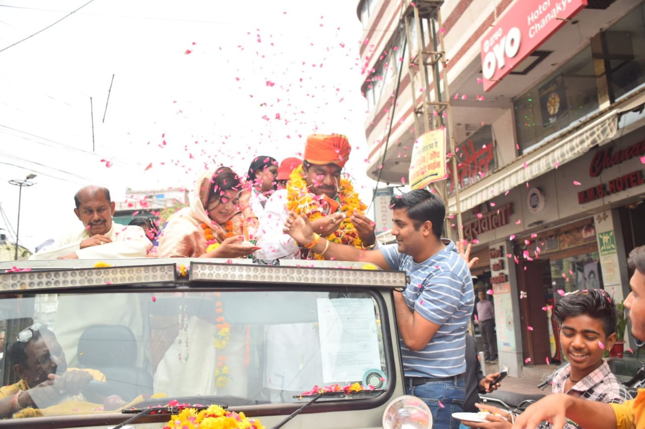 Indore : रोड शो के दौरान शुक्ला की जनता से अपील, सेवा करने वालों को चुनेंगे तो होगा समस्याओं का समाधान