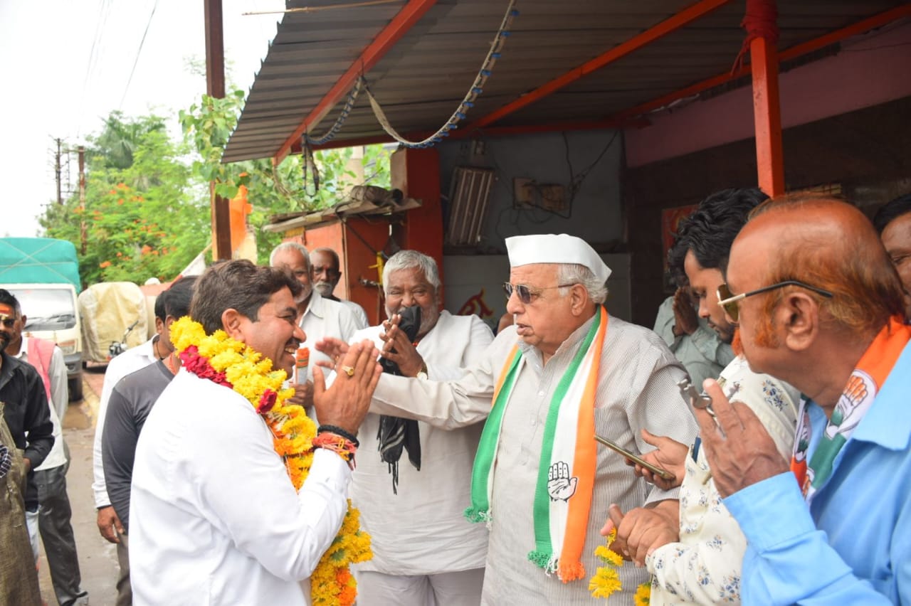 Indore : रोड शो के दौरान शुक्ला की जनता से अपील, सेवा करने वालों को चुनेंगे तो होगा समस्याओं का समाधान