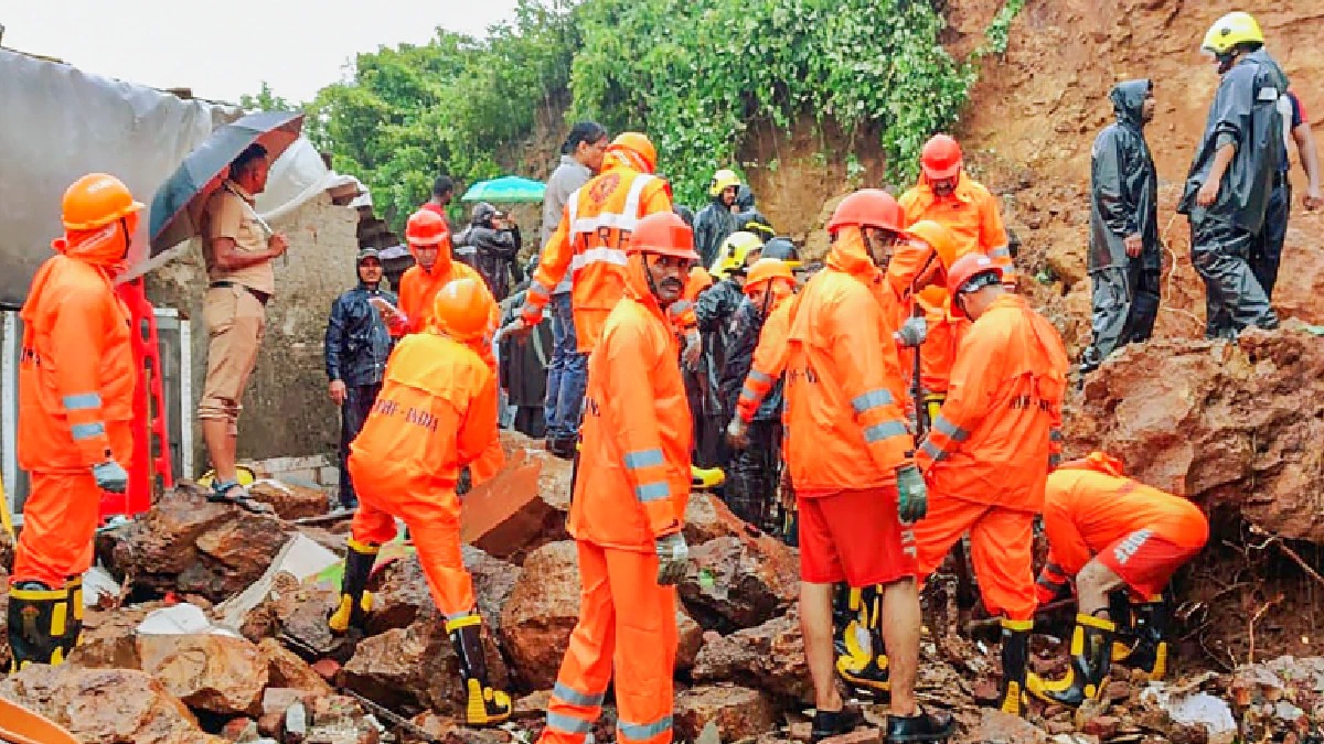 गुजरात-महाराष्ट्र में भारी बारिश से बिगड़े हालात, कई गांव में अलर्ट जारी, देखें तस्वीरें