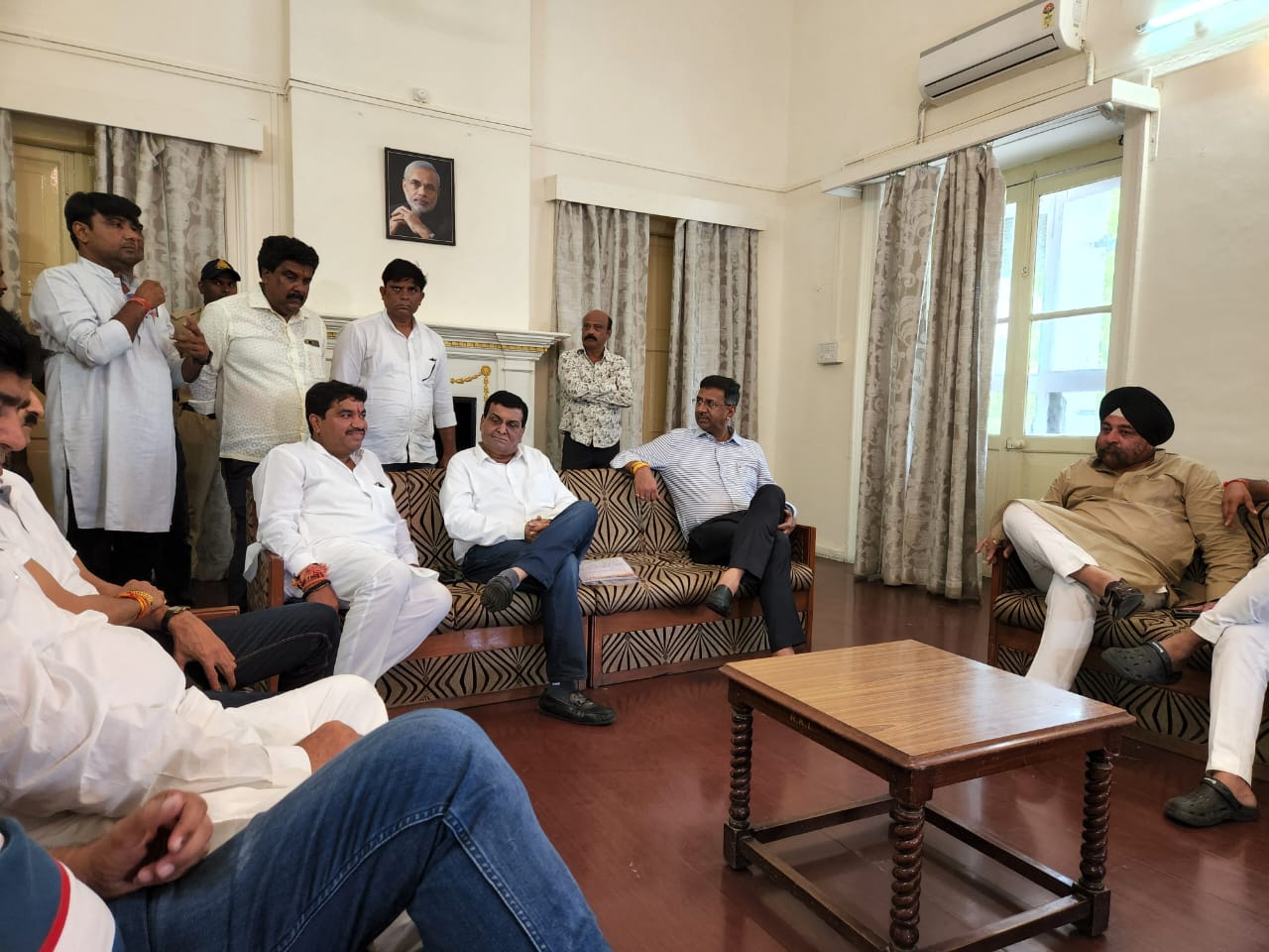 कांग्रेस के प्रतिनिधिमंडल ने कलेक्टर मनीष सिंह से रेसीडेंसी पर की मुलाकात, मतगणना से संबंधित मांगो के लिए दिया ज्ञापन