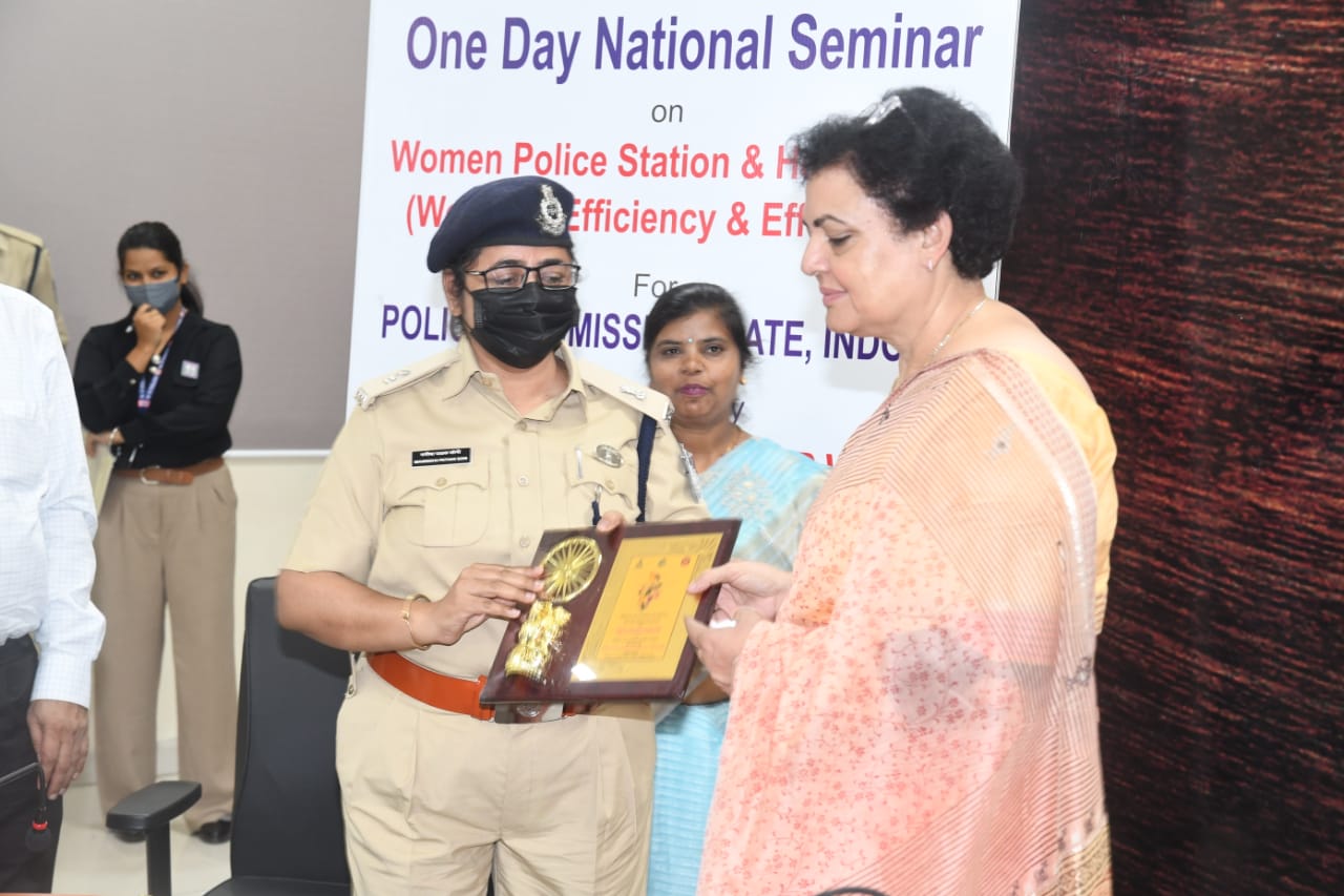 राष्ट्रीय महिला आयोग और इंदौर पुलिस ने आयोजित की कार्यशाला, महिलाओं के प्रति संवेदनशीलता और व्यवहार कौशल पर दिए गए टिप्स