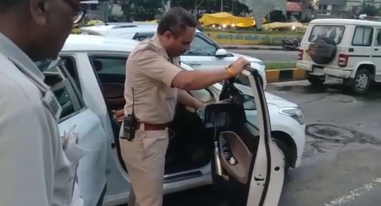 कार के शीशों पर ब्लेक फिल्म लगी होने पर चालको पर लगा जुर्माना, मौके पर रोक कर की कार्यवाही
