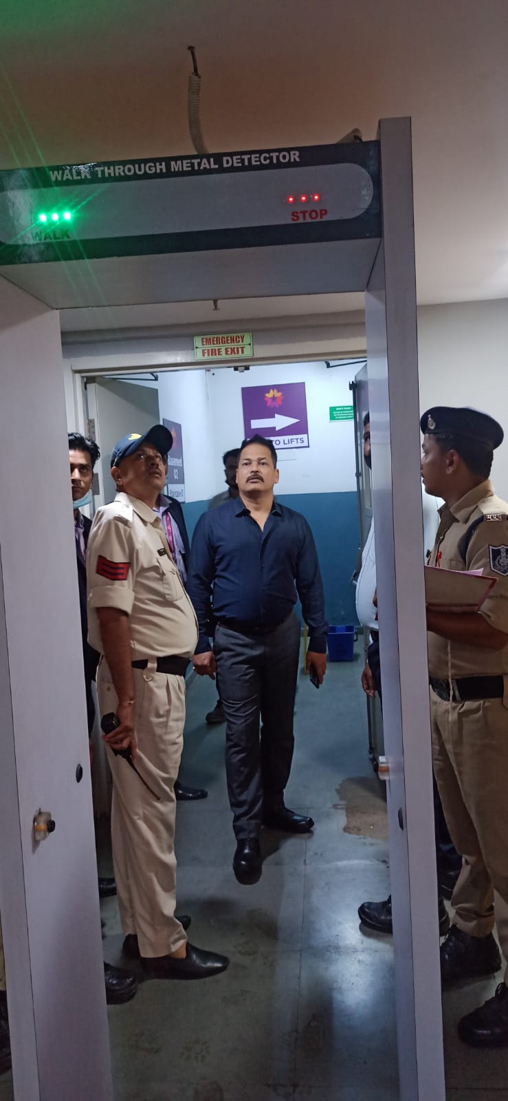 इंदौर पुलिस टीम ने सेंट्रल मॉल का किया निरक्षण,आपातकालीन परिस्थितियों से निपटने हेतु सुरक्षा के देखे इंतजाम