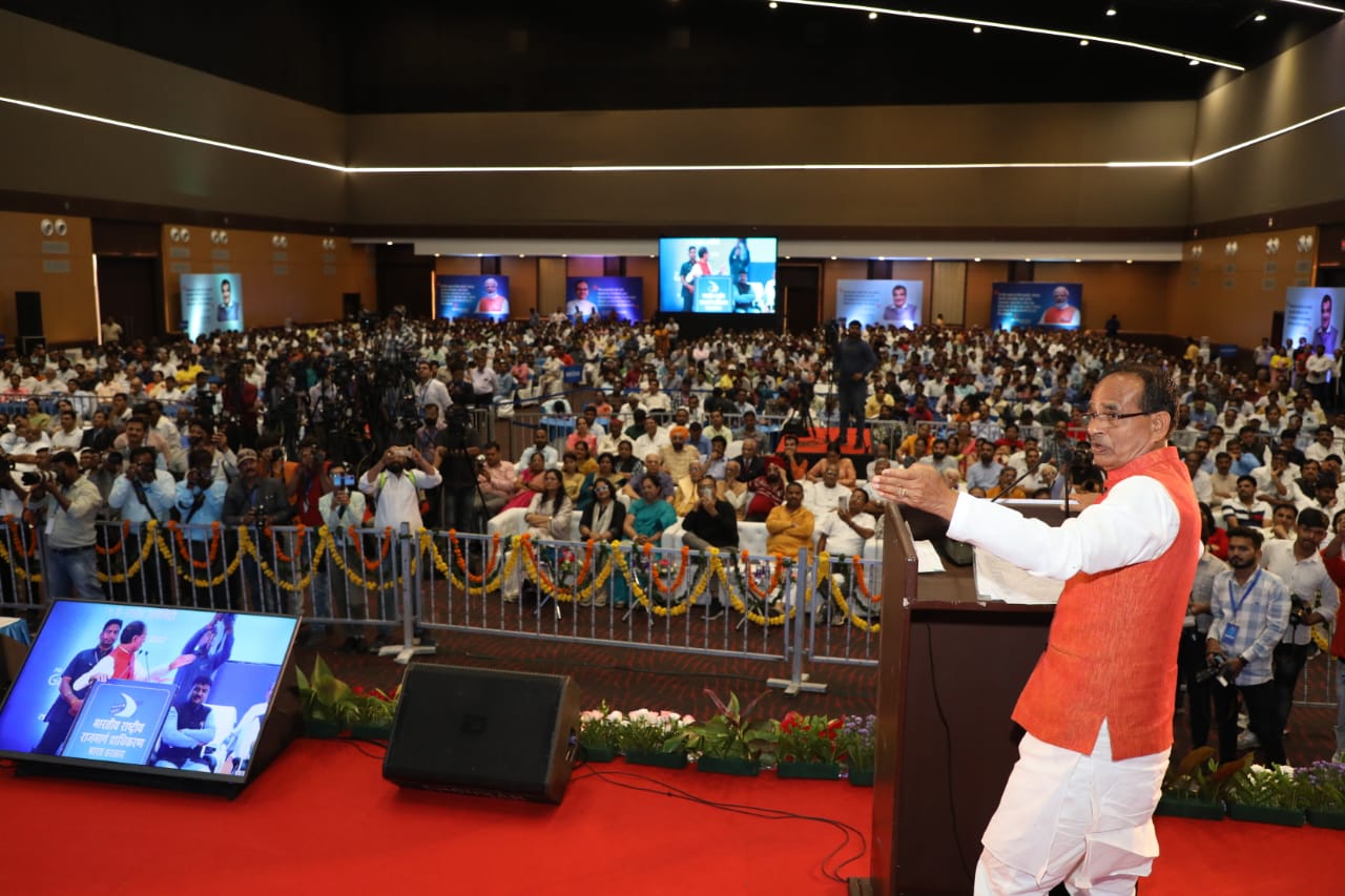 केन्द्रीय मंत्री गडकरी एवं मुख्यमंत्री चौहान ने इंदौर में किया 5 सड़क परियोजनाओं का शिलान्यास, वन वे साइड एमिनिटी का किया लोकार्पण