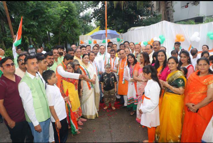 इंदौर : मानव सेवा के साथ मनाया आजादी का अमृत महोत्सव, विजन सेवा संस्था ने दिव्यांग बच्चों के साथ किया ध्वजारोहण