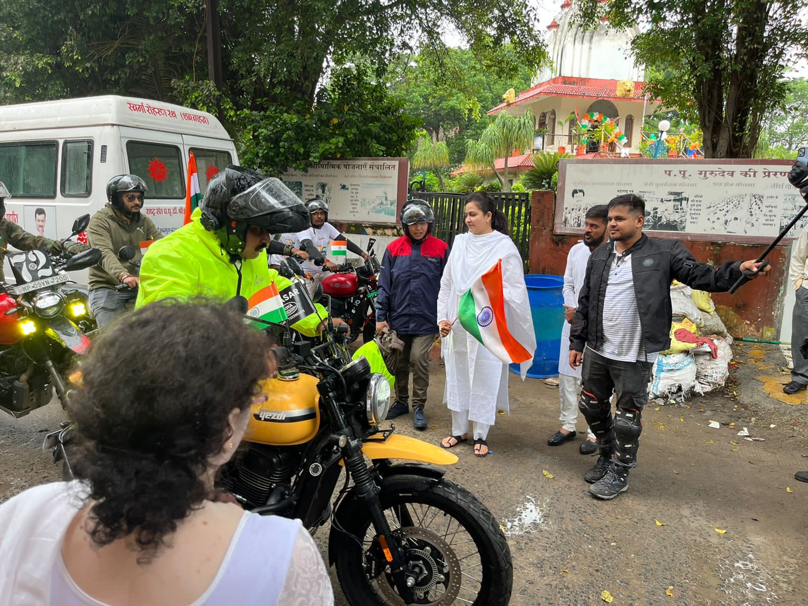 इंदौर : आजादी के अमृत महोत्सव पर सूर्योदय आश्रम के युवा राष्ट्र भक्तों ने निकाली बाइक रैली
