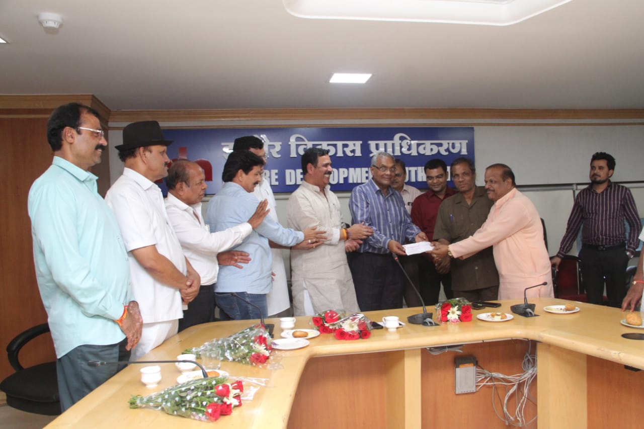 इंदौर विकास प्राधिकरण ने बंद कपड़ा मिलो को दिया आर्थिक सहयोग, प्रतिनिधियों को किया राशि का वितरण