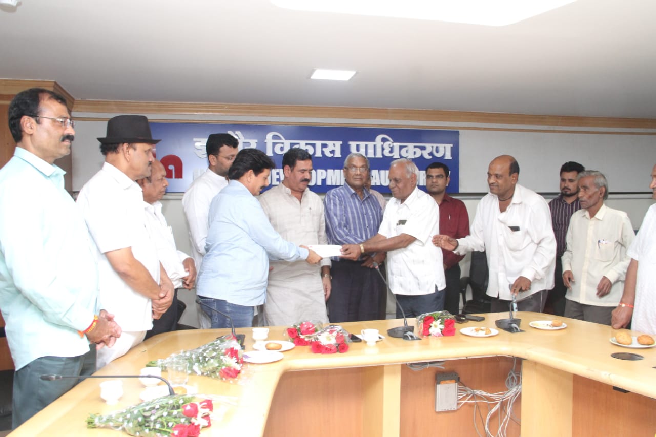 इंदौर विकास प्राधिकरण ने बंद कपड़ा मिलो को दिया आर्थिक सहयोग, प्रतिनिधियों को किया राशि का वितरण