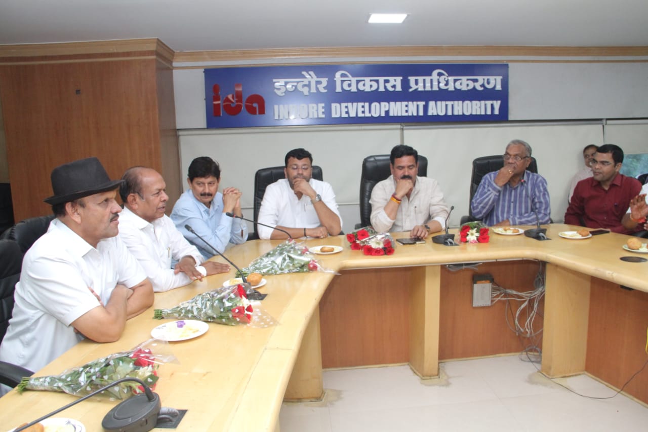 इंदौर विकास प्राधिकरण ने बंद कपड़ा मिलो को दिया आर्थिक सहयोग, प्रतिनिधियों को किया राशि का वितरण