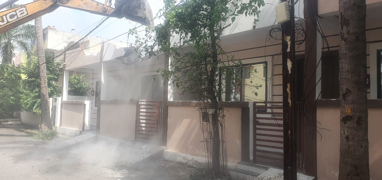 Indore News : नगर निगम ने अवैध निर्माण पर चलाई JCB, ध्वंस्त किए 4 रो हाउस