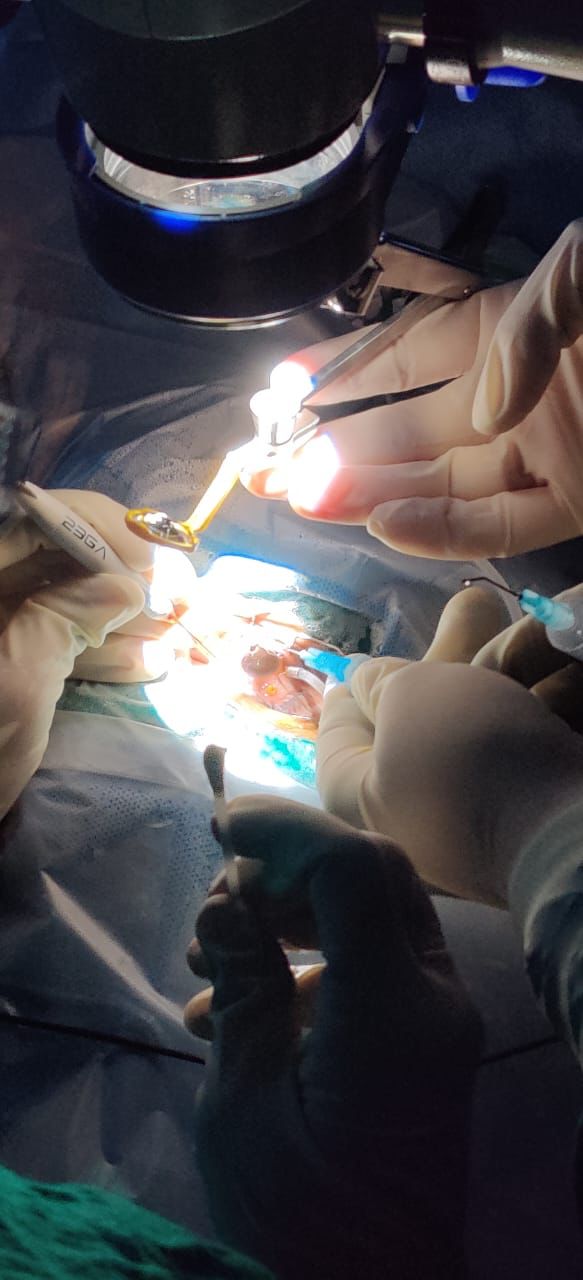 Indore : स्कूल ऑफ एक्सीलेंस फॉर आई ने आंख में अटके फॉरेन बॉडी पार्टिकल को निकाल लौटाई रोशनी