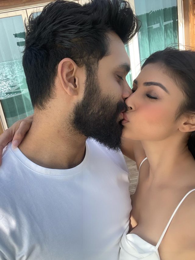 Mouni Roy ने सरेआम सूरज को किया Kiss, सामने आई अनसीन तस्वीरें