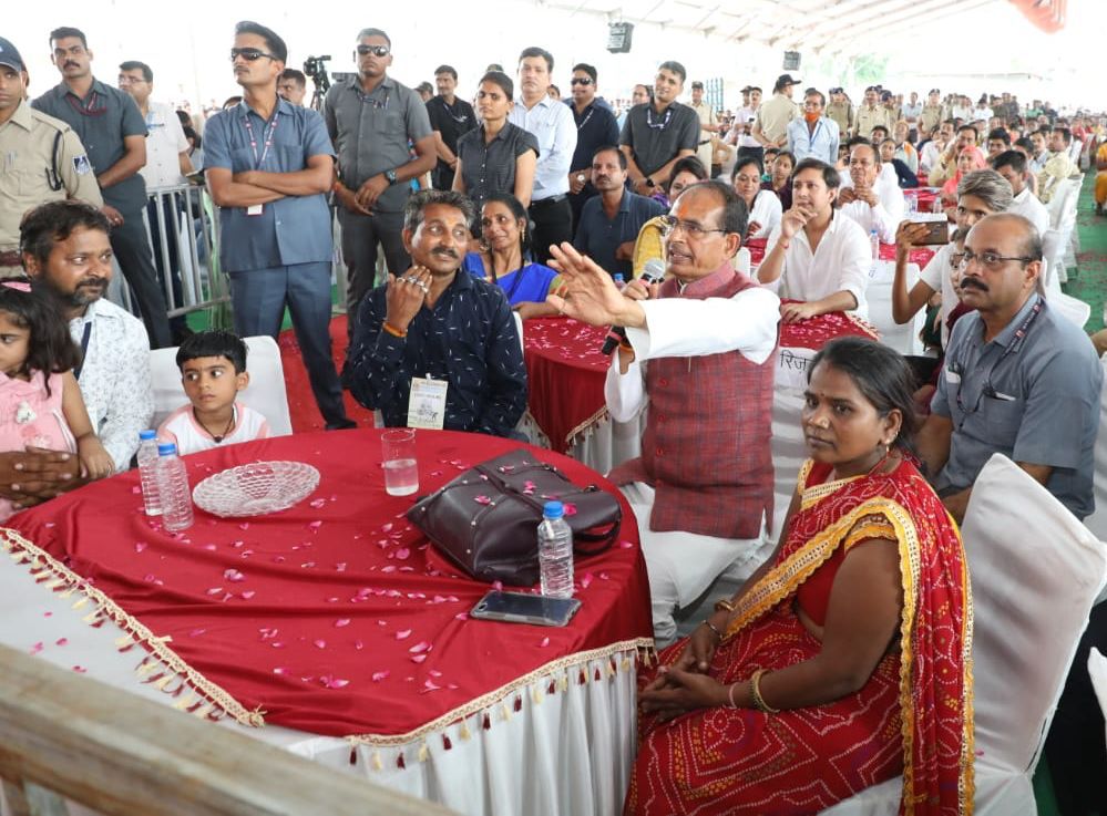 LIVE : पीएम स्वनिधि एवं मुख्यमंत्री ग्रामीण पथ विक्रेता योजना के हितग्राहियों से CM शिवराज का संवाद, इंदौर के रीजनल पार्क में चल रहा है कार्यक्रम