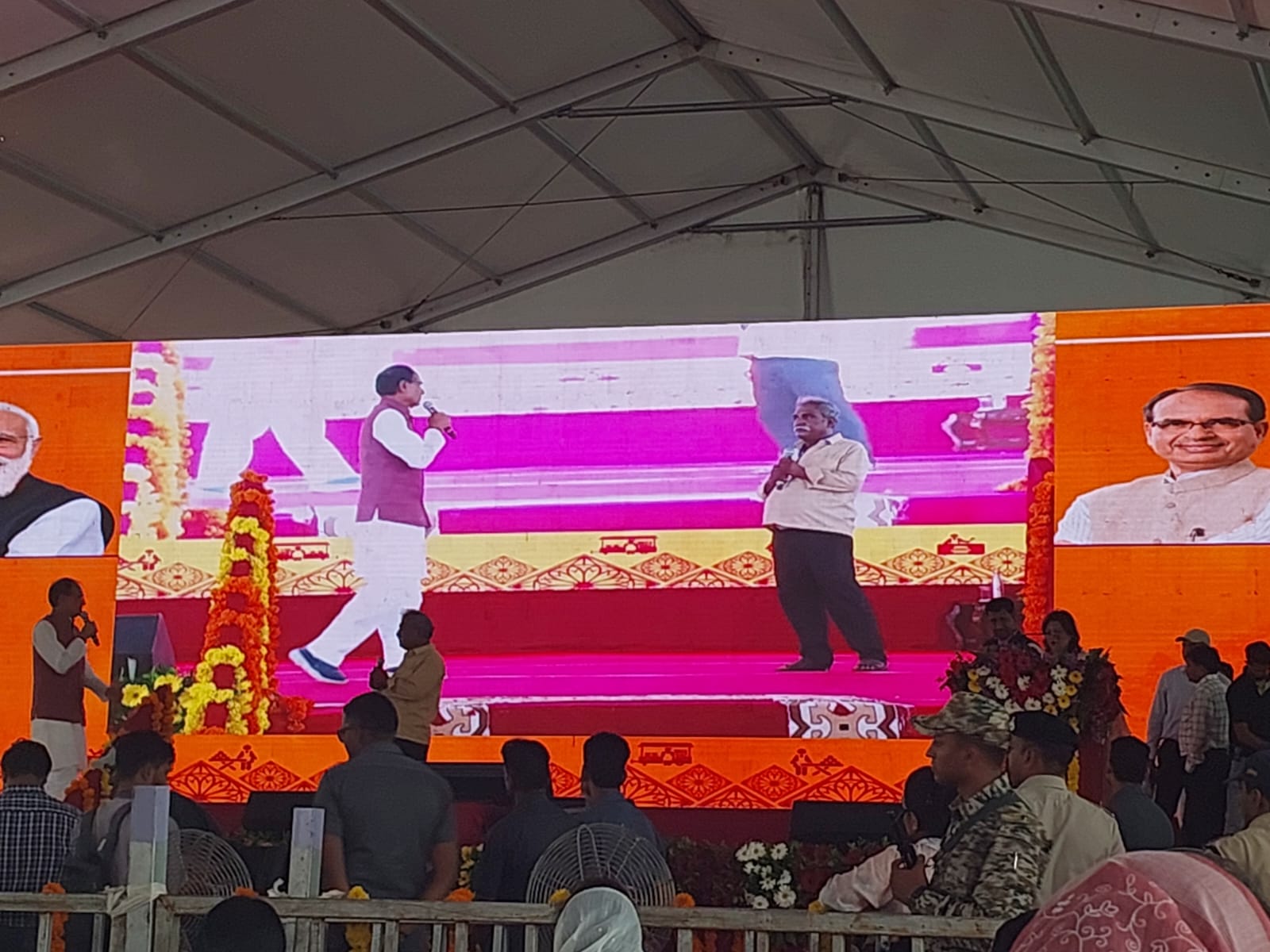 LIVE : पीएम स्वनिधि एवं मुख्यमंत्री ग्रामीण पथ विक्रेता योजना के हितग्राहियों से CM शिवराज का संवाद, इंदौर के रीजनल पार्क में चल रहा है कार्यक्रम