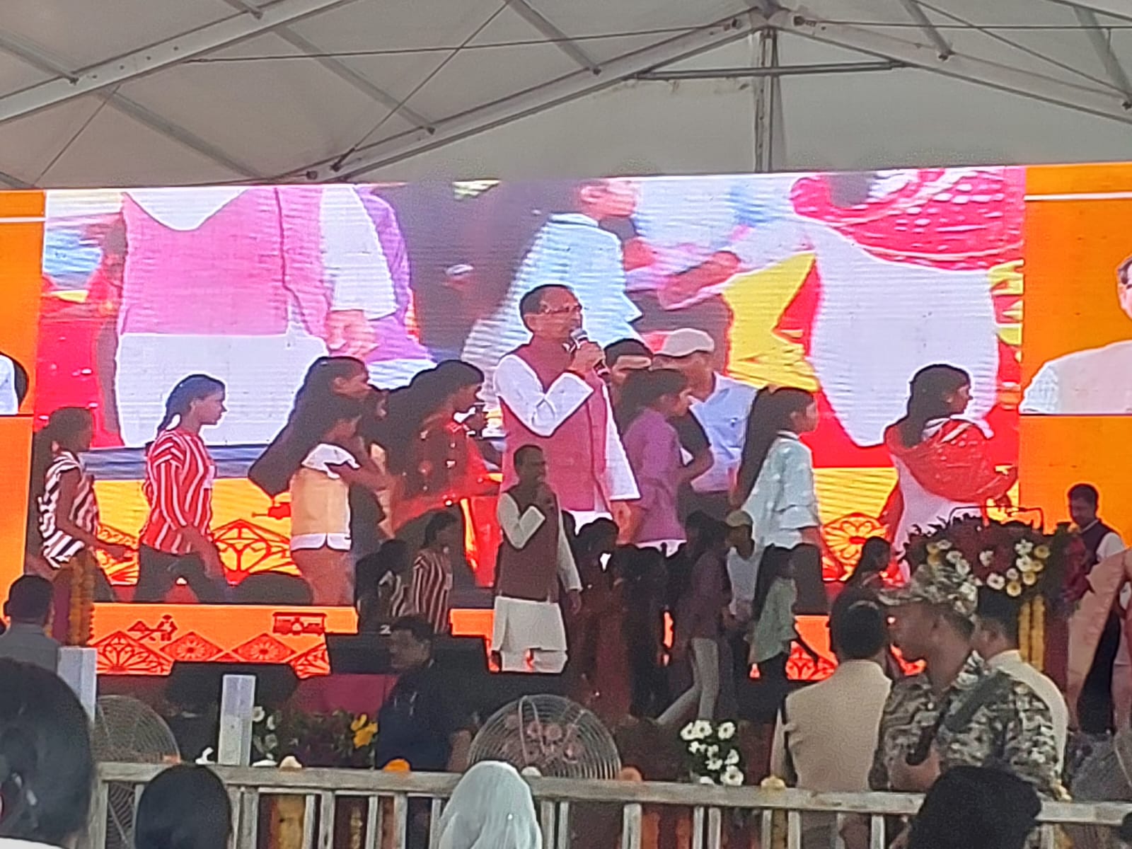LIVE : पीएम स्वनिधि एवं मुख्यमंत्री ग्रामीण पथ विक्रेता योजना के हितग्राहियों से CM शिवराज का संवाद, इंदौर के रीजनल पार्क में चल रहा है कार्यक्रम