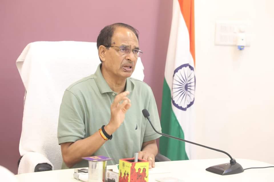 MP News : CM शिवराज ने अधिकारियों के साथ यूरिया के संबंध में आपात बैठक, दोषियों के खिलाफ FIR दर्ज
