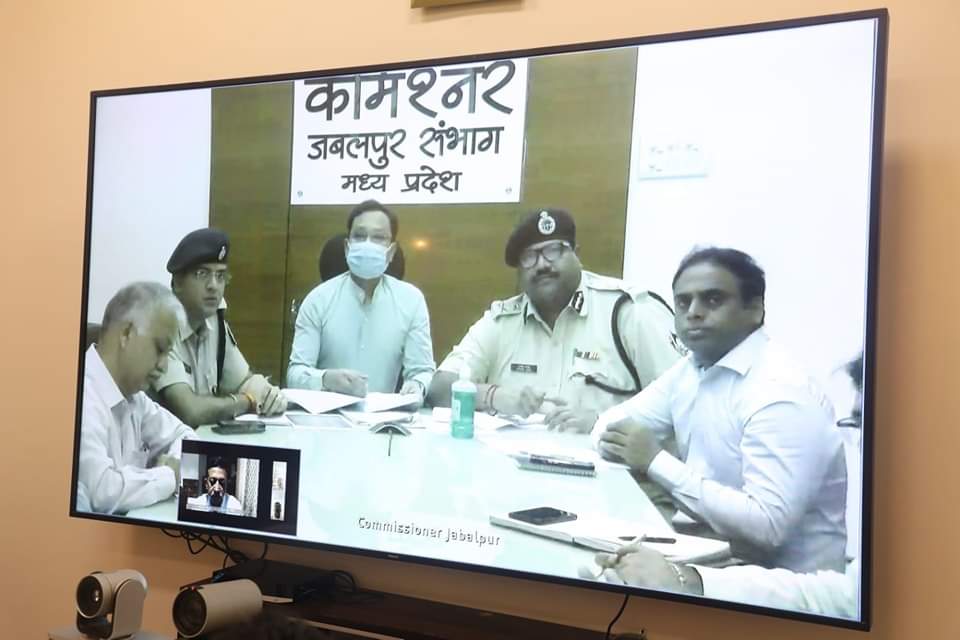 MP News : CM शिवराज ने अधिकारियों के साथ यूरिया के संबंध में आपात बैठक, दोषियों के खिलाफ FIR दर्ज