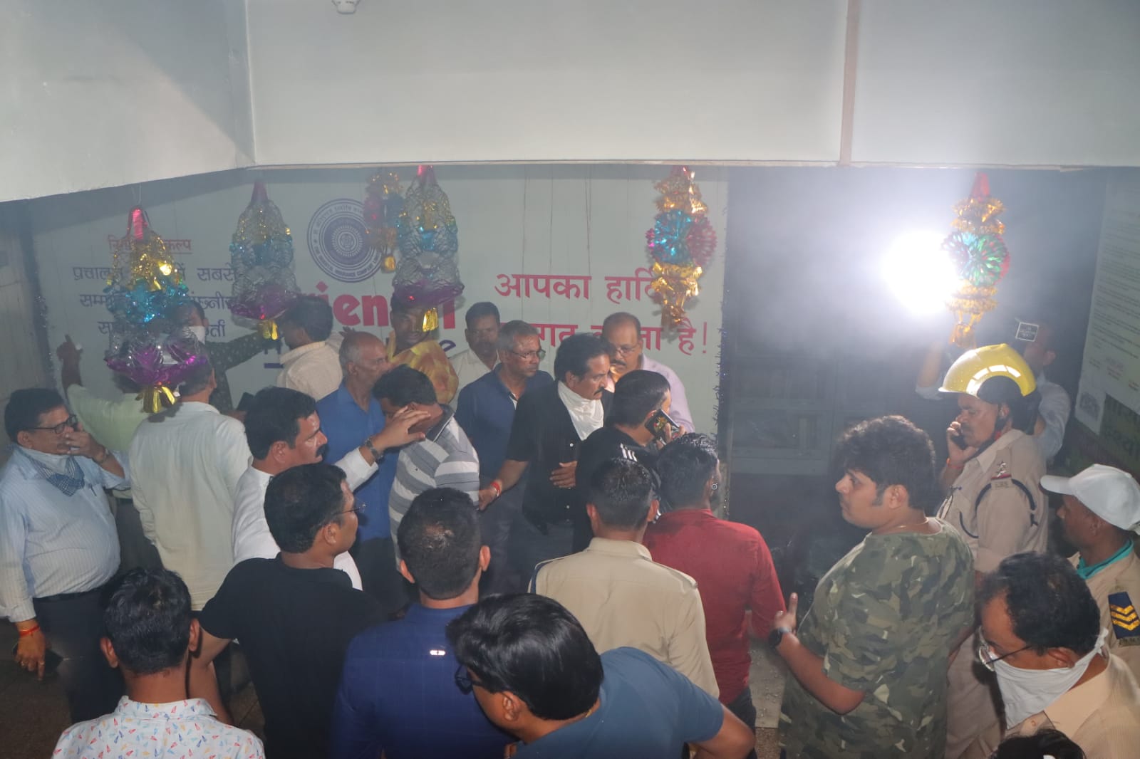 Indore Breaking: इंदौर विकास प्राधिकरण की बिल्डिंग में चौथी मंजिल पर लगी आग के बाद मौके पर तत्काल पहुंचे अध्यक्ष चावड़ा