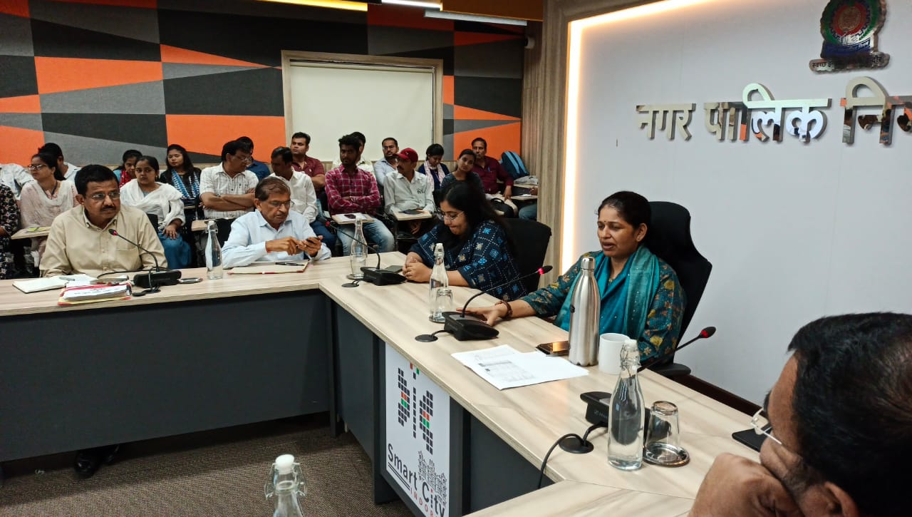 Indore : आयुक्त की समीक्षा बैठक, सीवरेज सफाई और गंदे पानी की समस्या के निराकरण के लिए चलाएंगे अभियान