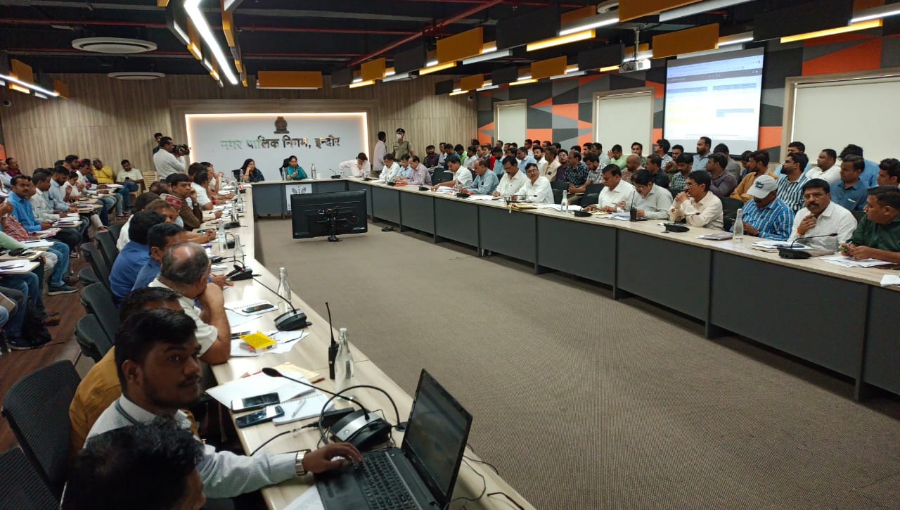 Indore : आयुक्त की समीक्षा बैठक, सीवरेज सफाई और गंदे पानी की समस्या के निराकरण के लिए चलाएंगे अभियान