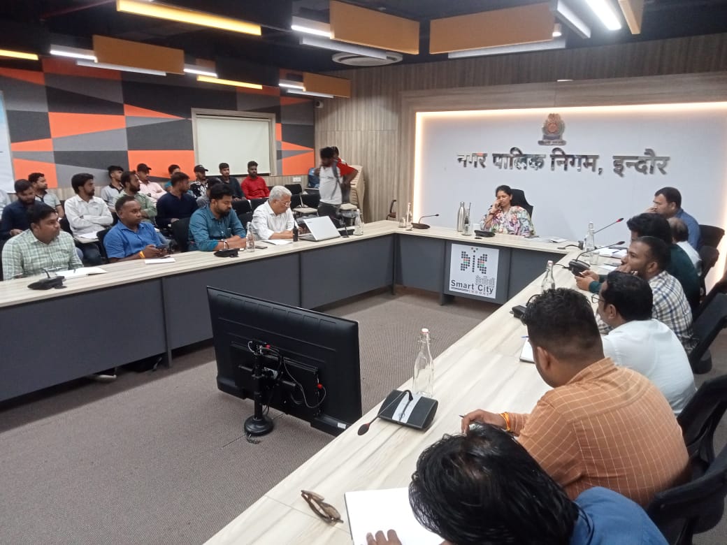 आयुक्त ने सफाई व्यवस्था को लेकर ली एनजीओ की समीक्षा बैठक, वार्ड मेें कचरा दिखने पर कटेगा वेतन