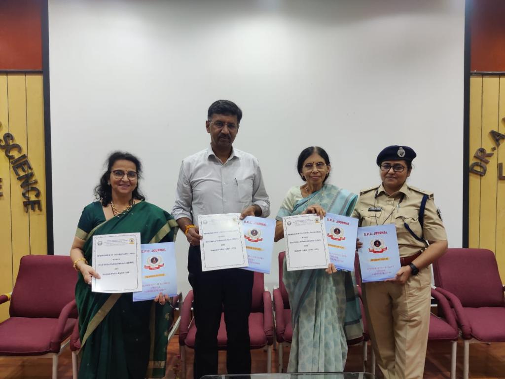 Indore : स्टूडेंट पुलिस कैडेट्स को बेहतर प्रशिक्षण के लिए DAVV की रेणु जैन और कलेक्टर ने किए एमओयू पर हस्ताक्षर