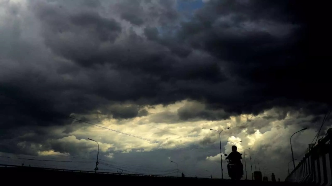 MP Weather : मौसम विभाग ने बताया प्रदेश में जारी रहेगा धूप-छाँव का खेल, इन जिलों में हो सकती है सामान्य बारिश