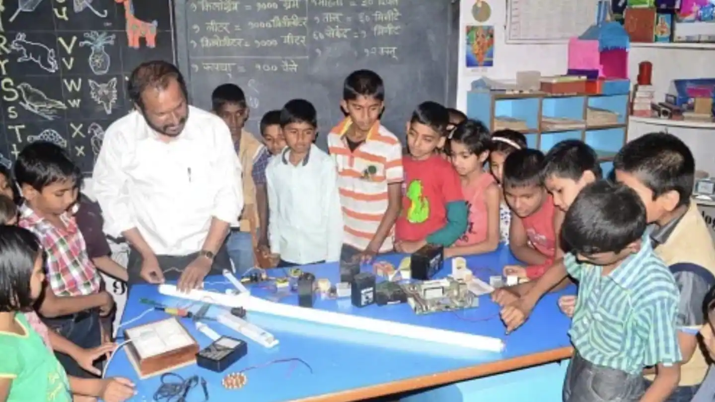एक ऐसा स्कूल जहाँ रविवार को भी होती पढाई, 20 साल से नहीं हुई एक भी छुट्टी