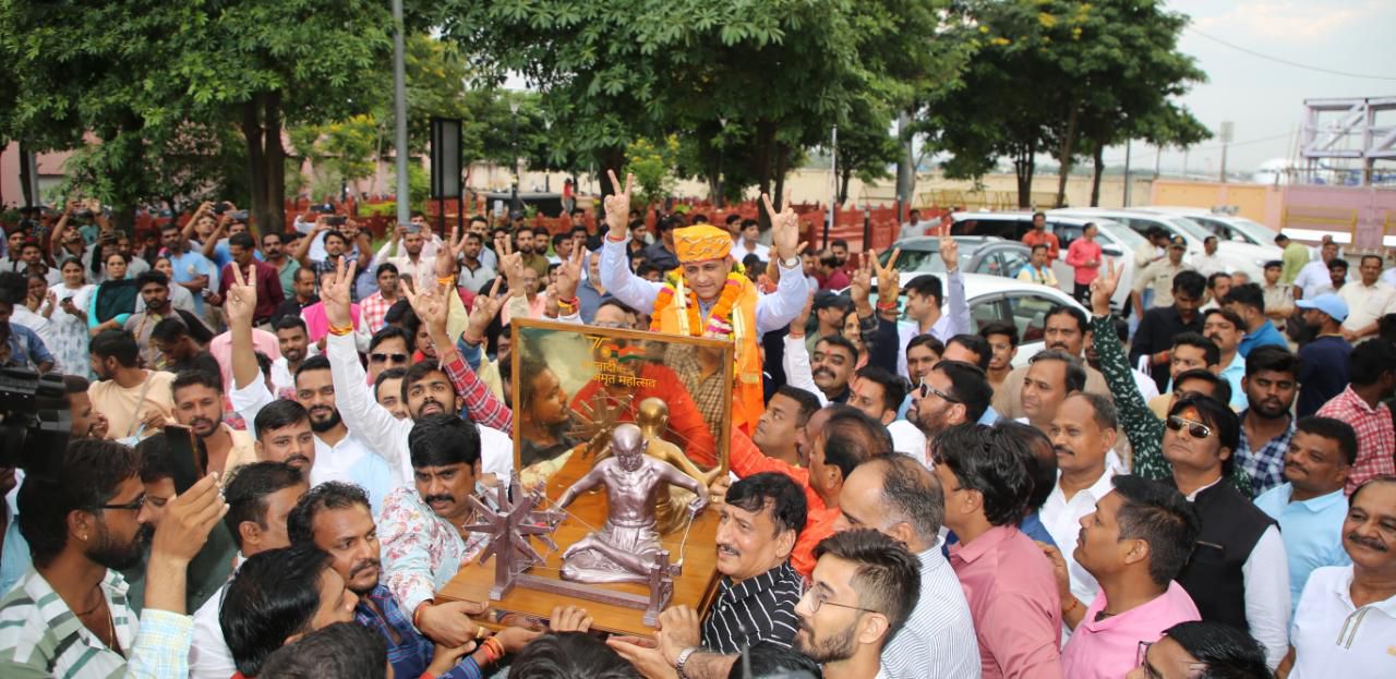 महापौर पुष्यमित्र भार्गव स्वच्छता अवार्ड लेकर लोटे इंदौर, एयरपोर्ट से राजबाड़ा तक विभिन्न संगठनों ने किया स्वागत