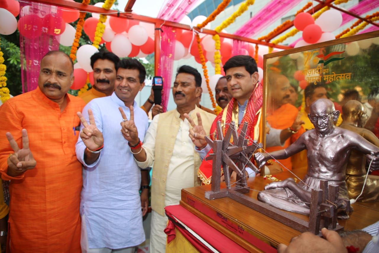 महापौर पुष्यमित्र भार्गव स्वच्छता अवार्ड लेकर लोटे इंदौर, एयरपोर्ट से राजबाड़ा तक विभिन्न संगठनों ने किया स्वागत