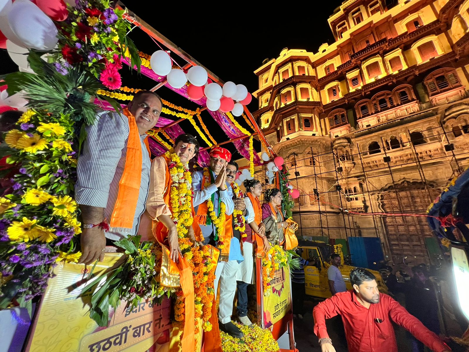महापौर पुष्यमित्र भार्गव स्वच्छता अवार्ड लेकर लोटे इंदौर, एयरपोर्ट से राजबाड़ा तक विभिन्न संगठनों ने किया स्वागत