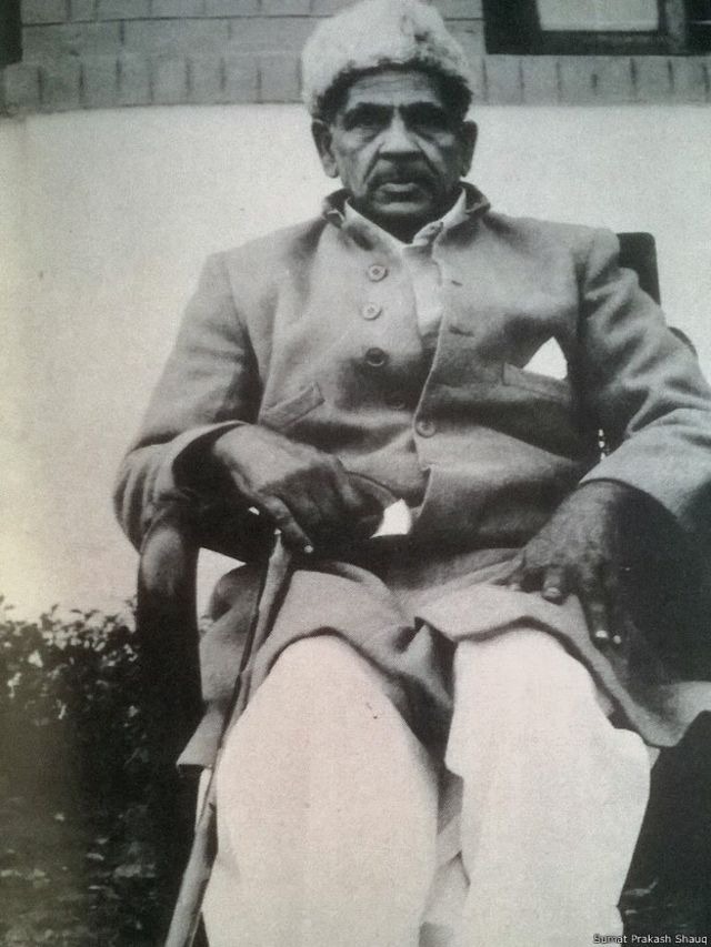 Firaq Gorakhpuri Shayari : 'आने वाली नस्लें तुमसे रश्क़ करेंगी हमअसरों, जब ये ख़याल आएगा उनको के तुमने फ़िराक़ को देखा है', मीर और ग़ालिब के बाद सबसे बड़े शायर