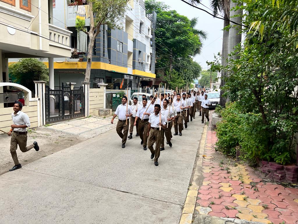 विजयादशमी के मौके पर RSS ने इन्दौर नगर में निकाला पथ संचलन, जगह जगह समाज जनों ने की पुष्प वर्षा