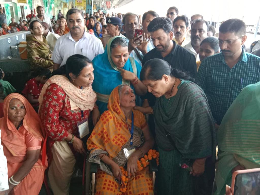 संस्कृति मंत्री उषा ठाकुर ने मुख्यमंत्री तीर्थ दर्शन योजना के तहत बालाजी के लिए श्रद्धालुओं को किया रवाना